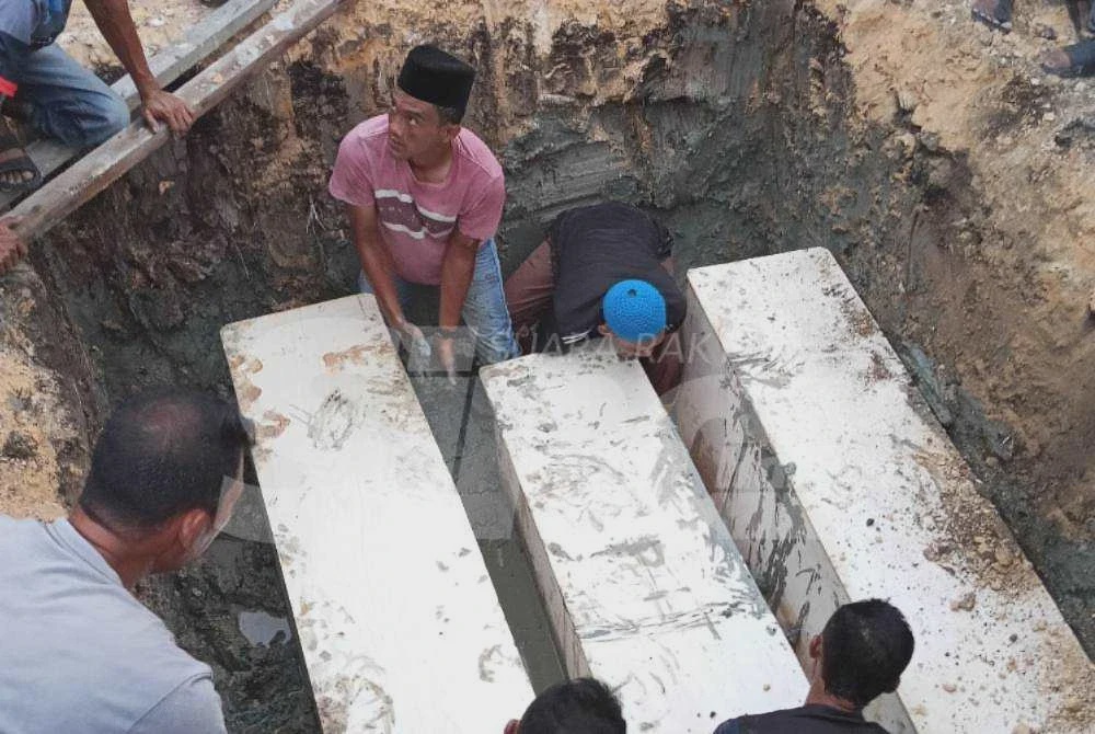 Image from: Tiga beradik selamat dikebumikan dalam satu liang lahad