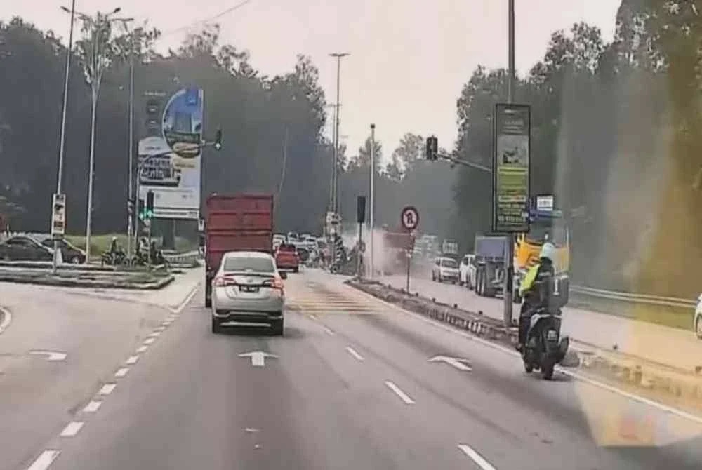 Image from: Lori dipandu laju rempuh beberapa kenderaan di persimpangan lampu isyarat