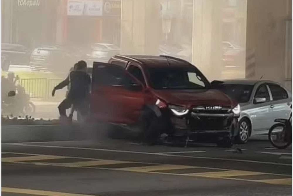 Image from: Dua lelaki ditahan, parang, sabit dan peralatan curi kabel dirampas