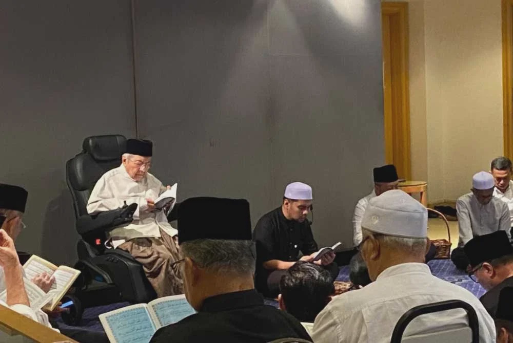 Image from: [VIDEO] 'Tun Mahathir boleh bercakap dan mahu makan' - Marina kongsi perkembangan bapa