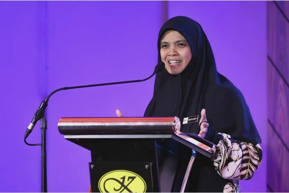 Timbalan Menteri di Jabatan Perdana Menteri (Hal Ehwal Agama), Marhamah Rosli berucap pada Majlis Perasmian Penutup Konvensyen AI dan Kehakiman Islam Kebangsaan 2026 di sebuah hotel hari ini. Foto Bernama