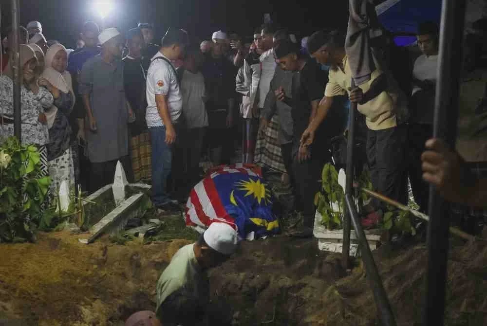 Image from: Pegawai AKPS maut: Suasana pilu, tangisan dua anak iringi kepulangan jenazah Norhazwani