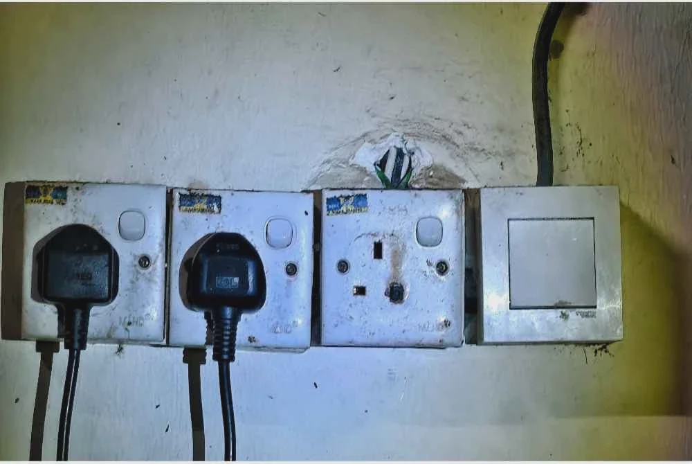 Image from: Pendawaian elektrik sesuka hati, laluan keluar tak cukup ancam penghuni asrama warga asing