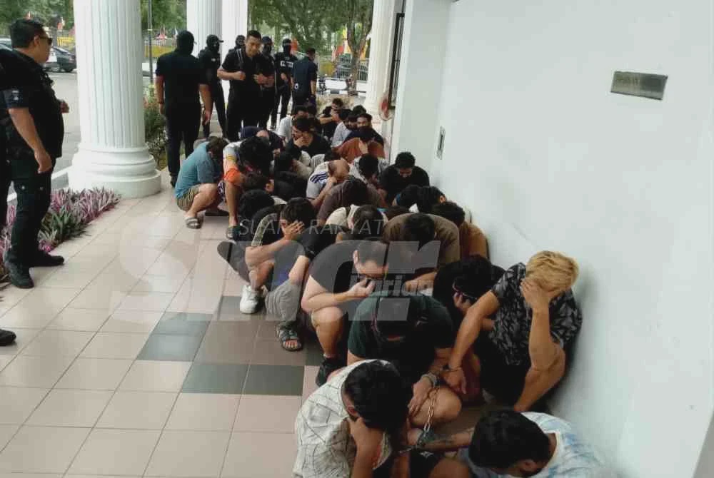 Image from: Lapan lelaki didenda RM5,000 mengaku menipu atas talian
