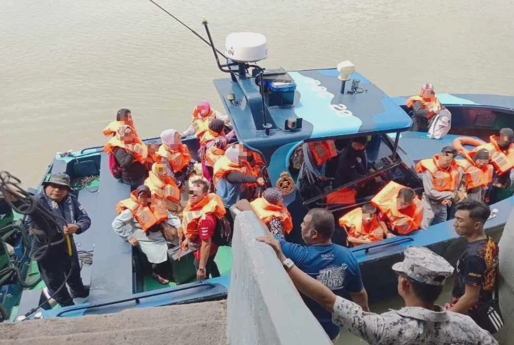 Image from: Feri bawa 251 penumpang terkandas di beting pasir Kuala Perlis