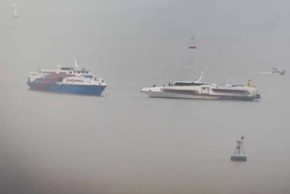 Image from: Feri bawa 251 penumpang terkandas di beting pasir Kuala Perlis