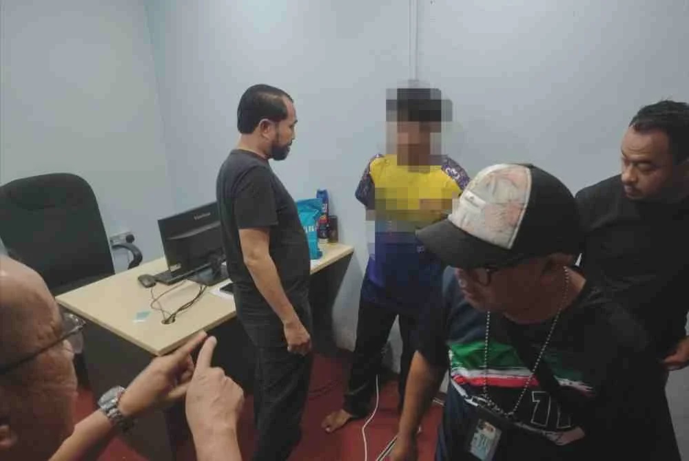 Image from: Lebih 20 pasport warga Bangladesh ditemui dalam peti besi dikunci