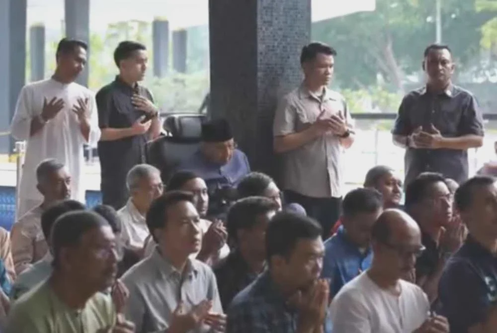 Image from: Tun M kongsi video solat Jumaat di Masjid Negara, warga maya titip doa