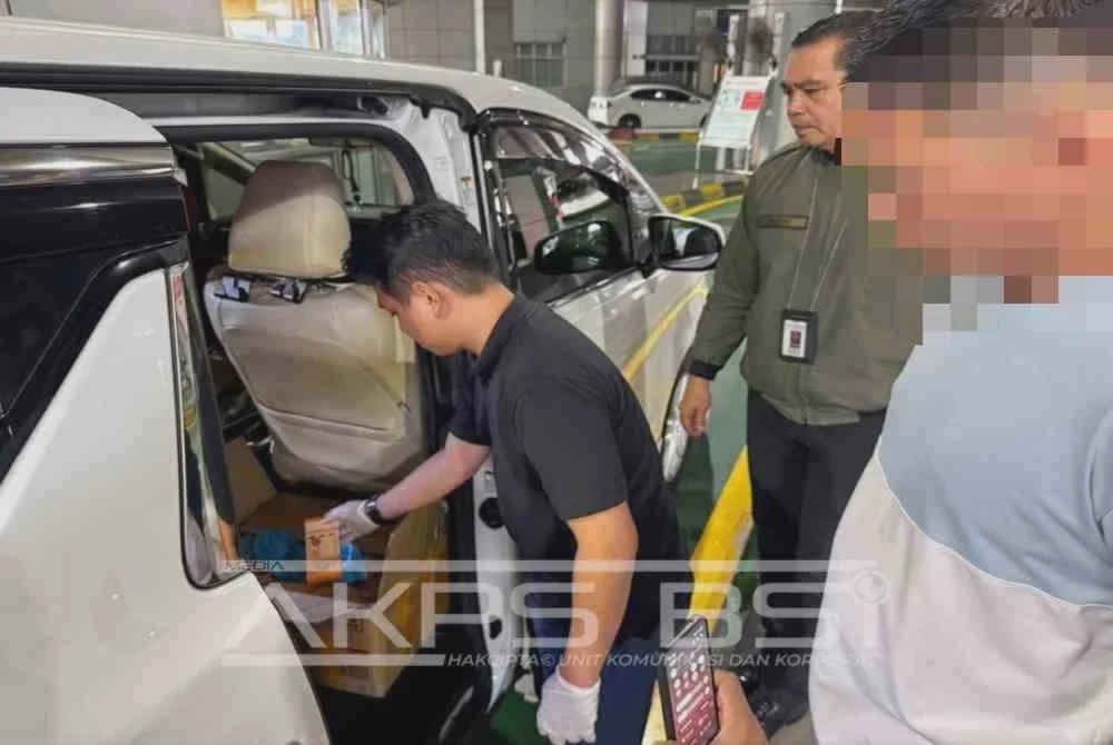 Image from: [VIDEO] Suami isteri ditahan bawa wang tunai RM2.9 juta tanpa isytihar