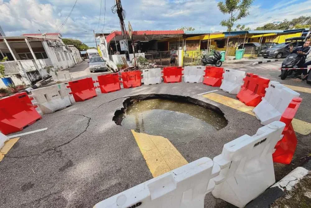 Image from: Lubang benam sedalam dua meter berpunca paip lama IWK bocor