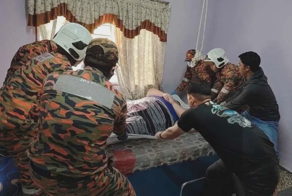Image from: Bomba bantu angkat lelaki 300kg ke hospital