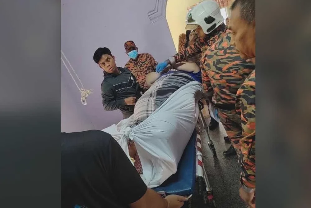 Image from: Bomba bantu angkat lelaki 300kg ke hospital