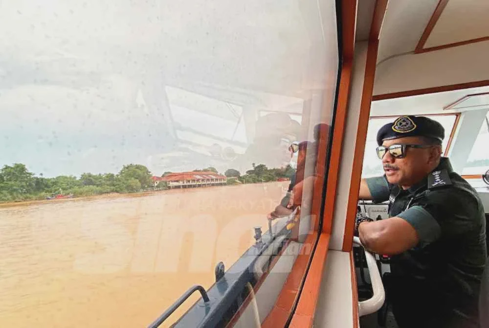 Mohd Yusoff melakukan tinjauan ke perairan di Sungai Kelantan di sekitar Tumpat dan Kota Bharu pada Khamis yang dipercayai menjadi laluan baharu PATI ke negara ini selepas pangkalan haram di sepanjang Sungai Golok ditutup sepenuhnya sejak 1 Disember 2024. Foto:SINAR HARIAN/HAZELEN LIANA KAMARUDIN
