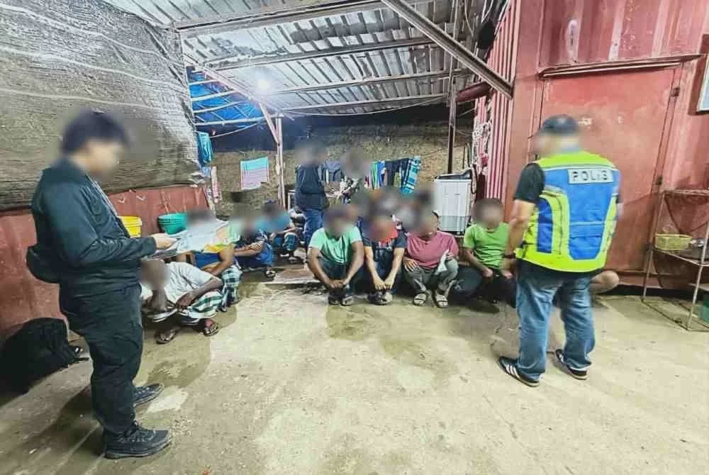 Image from: Lombong bijih besi diserbu, 30 PATI dicekup