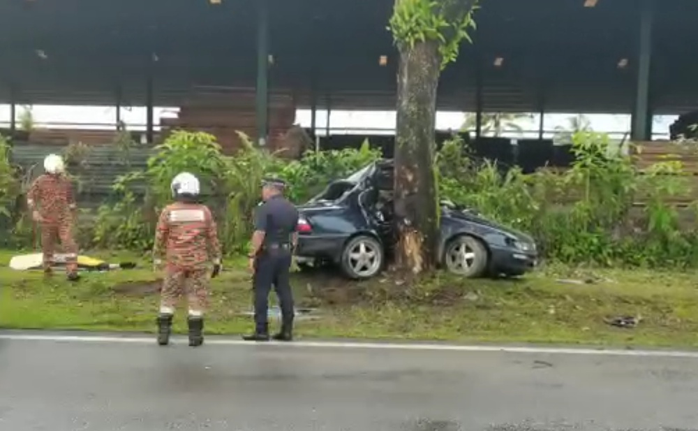 Kuching Man Dies After Car Skids, Crashes Into Tree