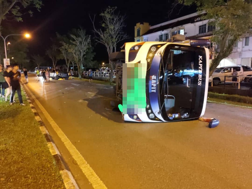 Drivers injured after 4WD, bus collide in Sibu
