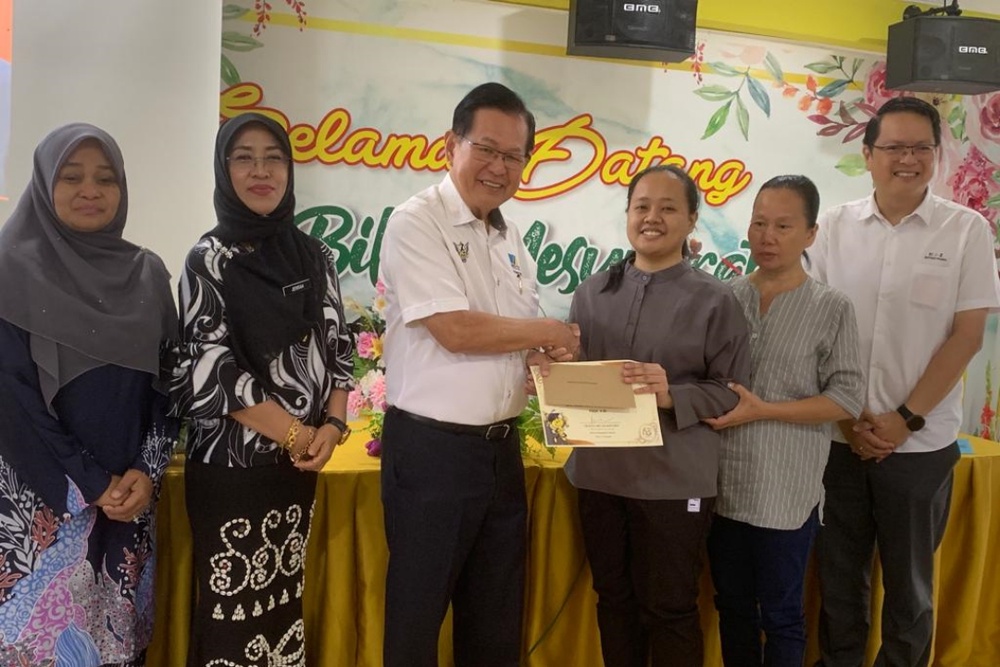 SMK Baru Miri top SPM, STPM achievers receive cash incentive