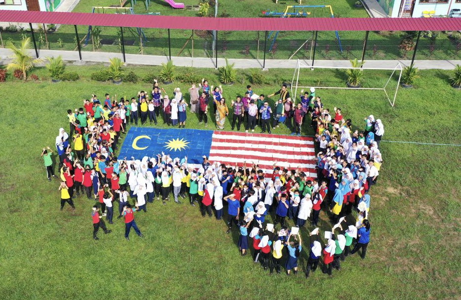 Penampang pupils use egg boxes to create giant Jalur Gemilang
