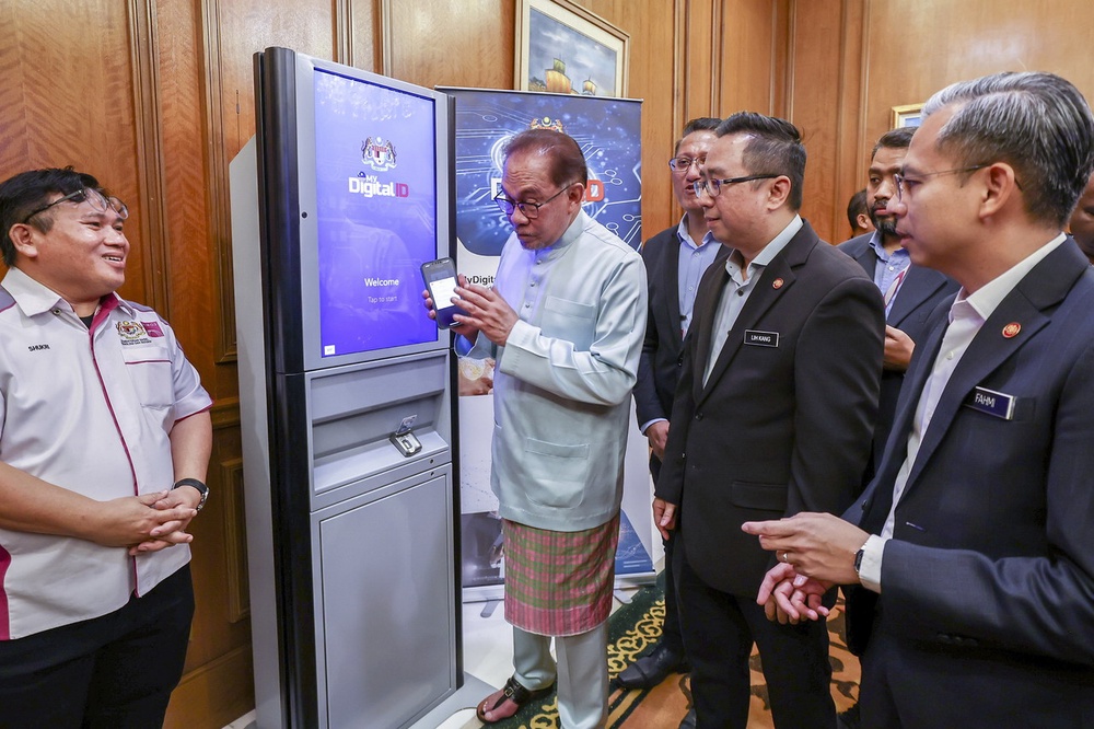 Anwar first person to have Digital ID in Malaysia