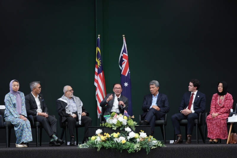 PM Anwar shares insight on effecting positive change with students at ...