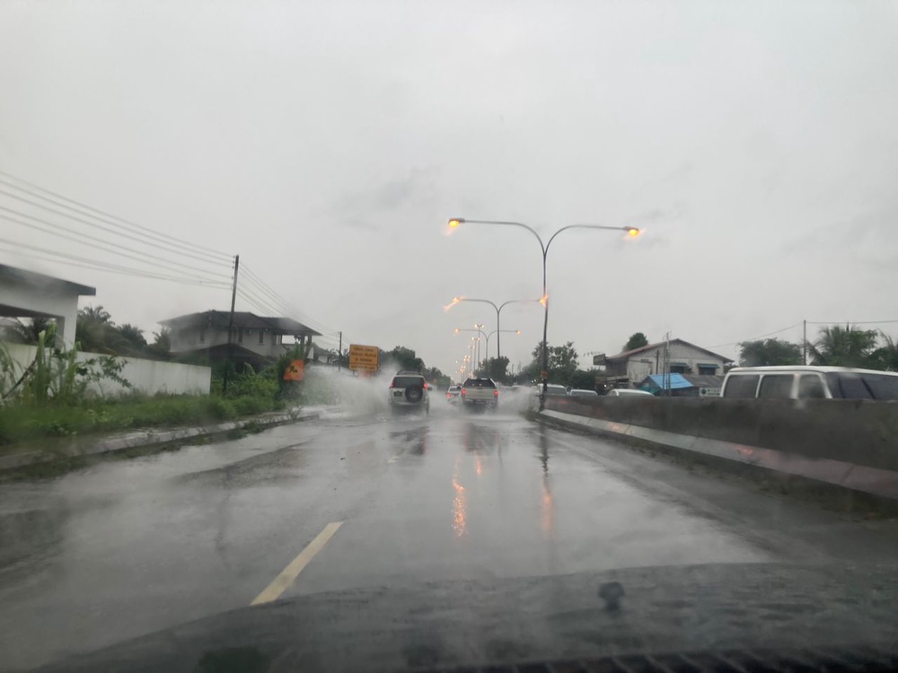 Heavy downpour causes flash floods, fallen trees in Kuching