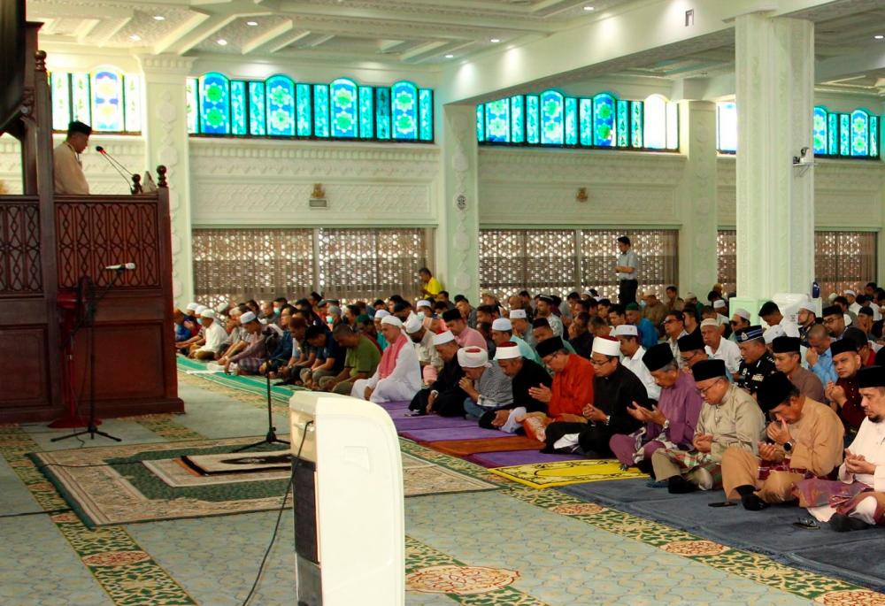 Perak Sultan Allows Teachers To Read Friday Sermon To Honour Their Roles