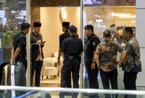 Image from: Tuanku Muhriz kembali malam ini, cari penyelesaian kemelut negeri