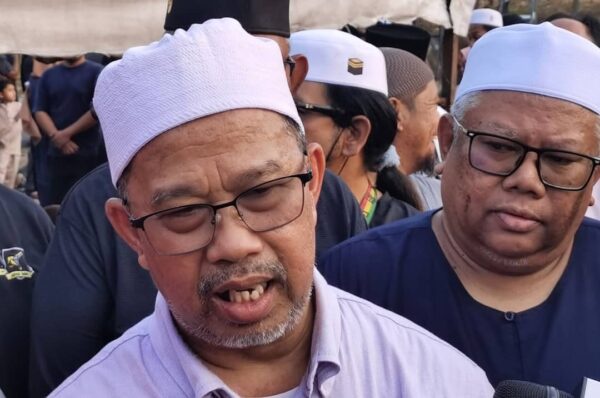 Image from: Kapten Zainol Afiq disayangi penduduk pedalaman Sarawak