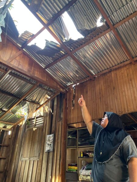 Image from: Ibu enam anak rayu bantuan baiki bumbung rumah rosak dihempap pokok