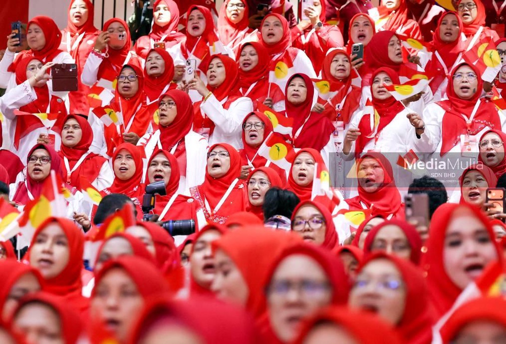 Image from: Perasmian Perhimpunan Agung Pergerakan Sayap Wanita, Pemuda dan Puteri UMNO