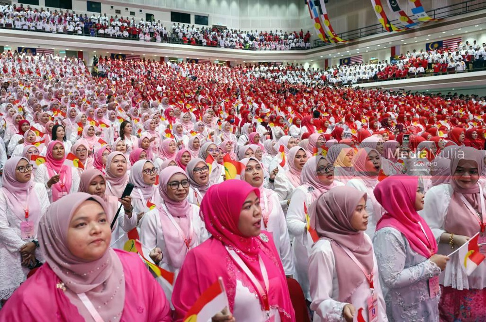 Image from: Perasmian Perhimpunan Agung Pergerakan Sayap Wanita, Pemuda dan Puteri UMNO