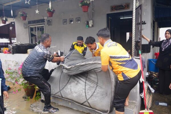 Image from: TLDM gerak anggota bantu mangsa banjir Pulau Pangkor