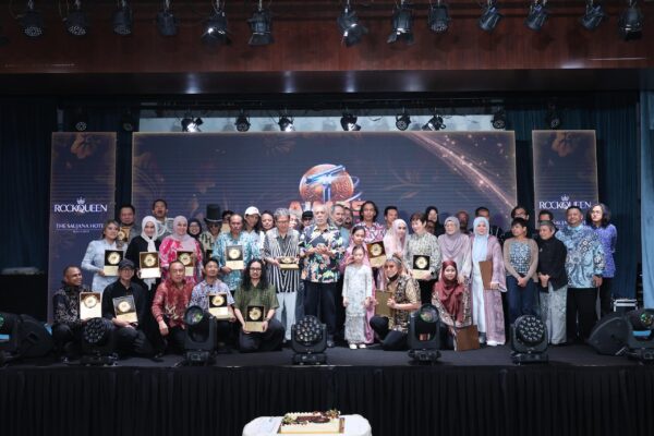 Image from: Ella raikan 50 insan di sebalik 40 tahun kegemilangan