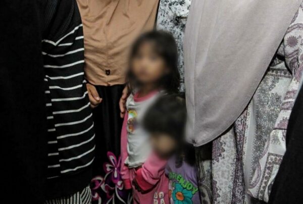 Image from: Pegawai AKPS maut: Tangisan dua anak iringi kepulangan jenazah ibu