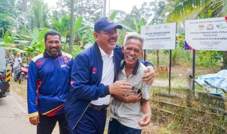Image from: Md. Israk Abdullah komited ‘terangi’ jalan kampung di Johor