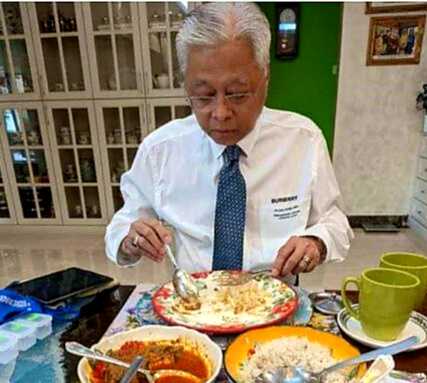 Bapa Fesyen Malaysia in Burberry Again, Spotted Wearing RM2,390 ‘Slim Fit Horseferry Print Stretch Cotton Shirt’.