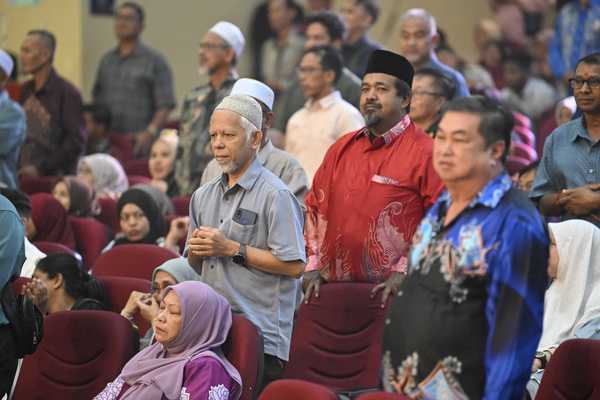 UPSI angkat pengorbanan bapa sebagai ‘hero tak didendang’ di Istiadat Konvokesyen