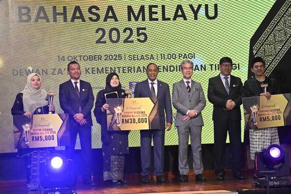 Pensyarah UPSI Raih Anugerah Akademik Terbaik Bahasa Melayu 2025