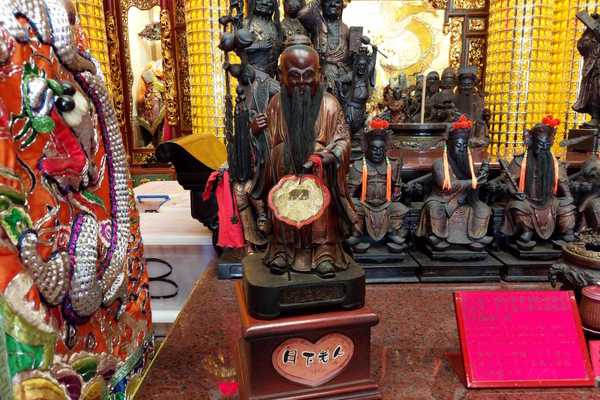 Love in Taipei: Praying to Yue Lao for love