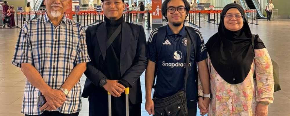 By travelling Fariz & Taufiq become rich with precious memories, which will be worth more than the material possessions