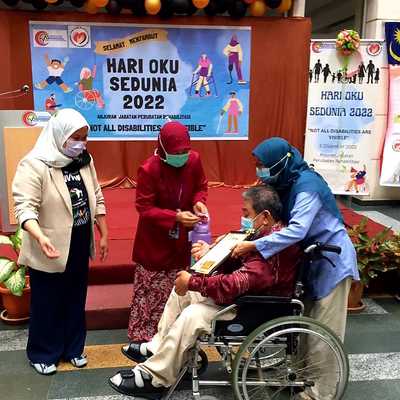 OKU Artist Awarded By Alor Setar Hospital For Resilience On Disability Day