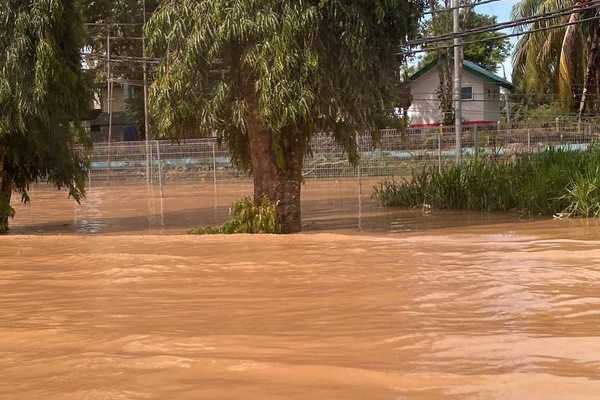 Floodwaters rise in Beaufort: Hundred seek shelter