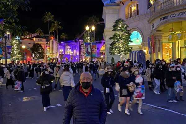Customers benefited from the direct business competition between Tokyo Disneyland and Universal Studios Japan