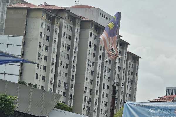 Malaysian Flag Badge - A Futile Attempt to Instil Patriotism?