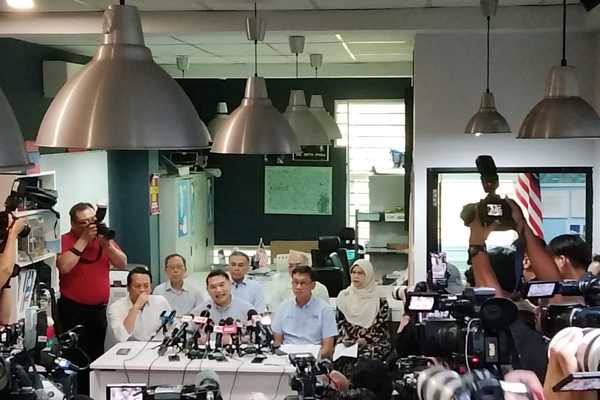 Rafizi and 8 PKR MPs in open rebellion against Anwar and Party Over Judicial Appointment