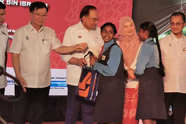 Foundation provides aid to students and B40 families