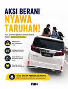 Kanak-kanak duduk atas bumbung kereta?