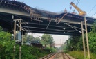 Struktur kayu hempap talian elektrik lumpuhkan KTM Komuter dan ETS di Batang Benar