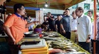‘Institusi Kewangan, Agensi Pembangunan, Sila Turun Padang Bantu Peniaga Kecil’ - PM