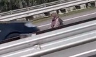 Duduk Di Tengah Jalan, Wanita Ini Cetus Kebimbangan Ramai